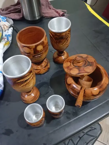 Conjunto de utensílios de madeira e metal