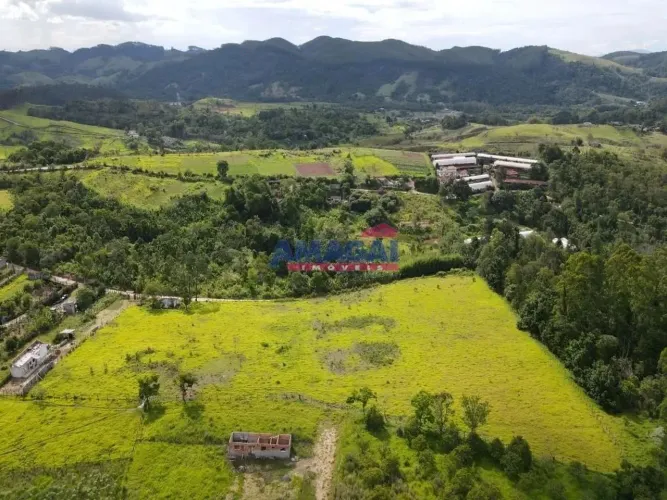 Sitio em Jacareí, no bairro Santana, à venda.