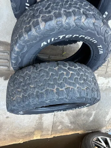 Jogo 4 Pneus BFGoodrich aro 17 265 65All-Terrain meia vida