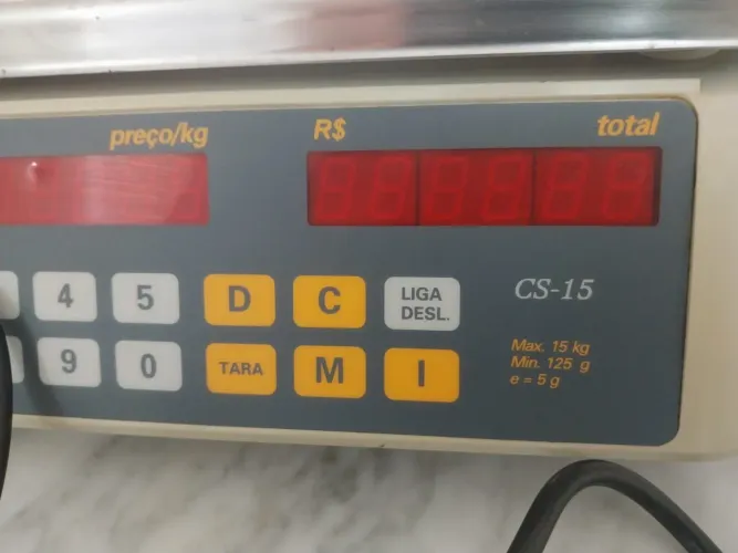 Balança e etiquetadora 
