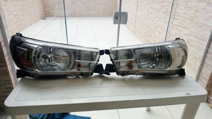 Faróis Dianteiros Hilux SRV 2020 ORIGINAL TOYOTA