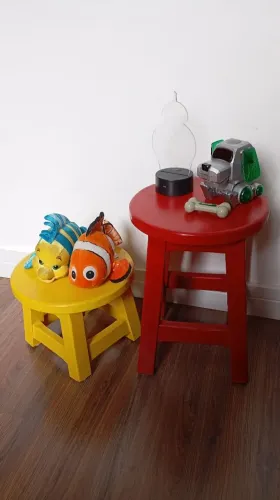 Bancos infantis coloridos