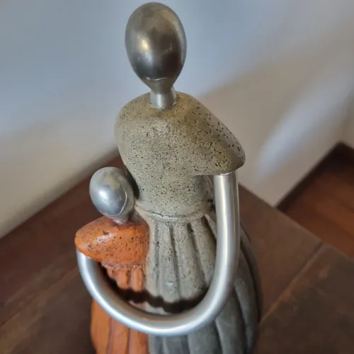 Escultura Mãe e Filha em Metal e Pedra