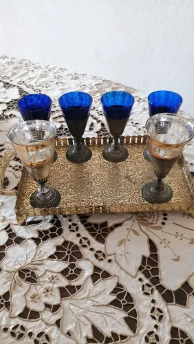 Jogo de bandeja com 6 taças de licor antigas