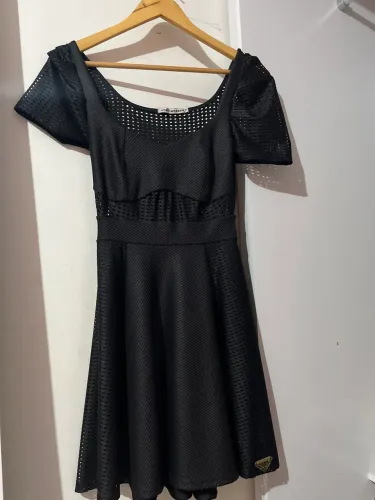 Vestido acinturado preto