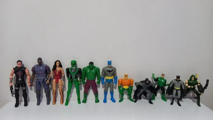 Coleção de bonecos de super-heróis miniaturas