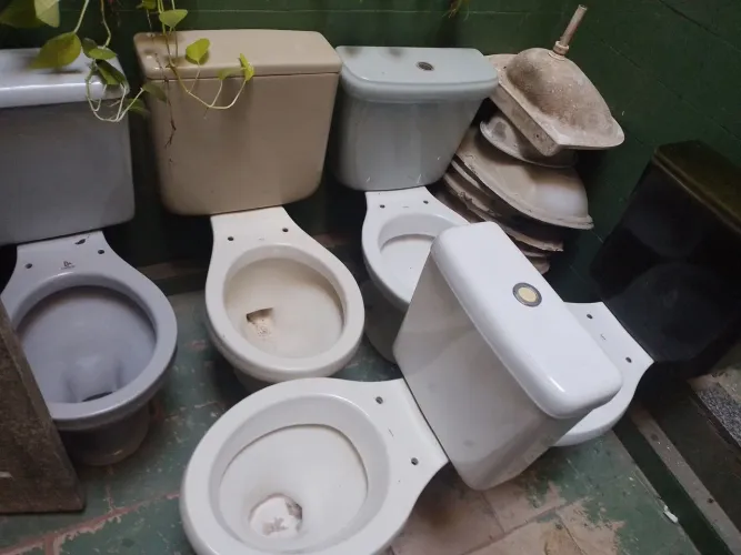 Vaso sanitário acoplado sem o kit boia ,120$ cada.