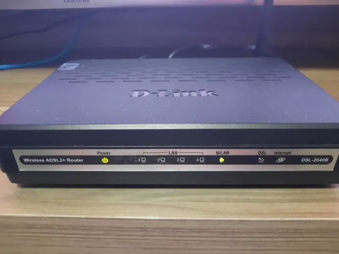 Modem e Roteador D-Link DSL-2640B Wireless ADSL2+
