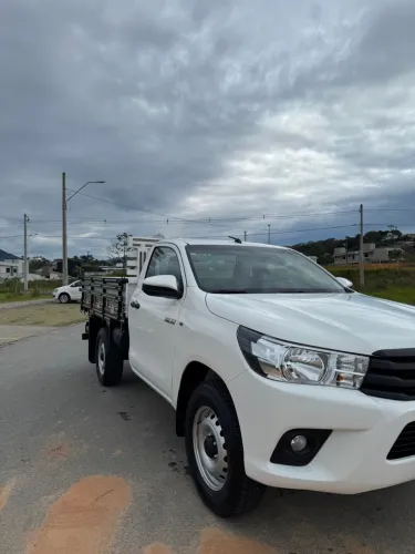 HILUX CS 2024 BAIXA KM - CARROCERIA MADEIRA NOVA