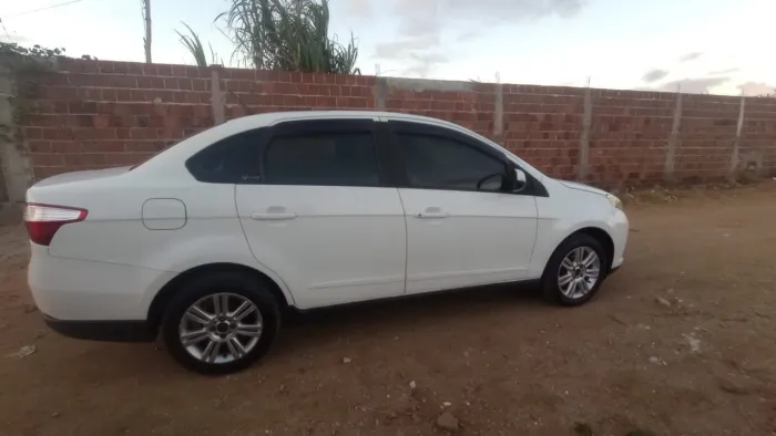 Fiat Grand Siena Tetrafuel 1.4 EVO F. Flex 8V 2013