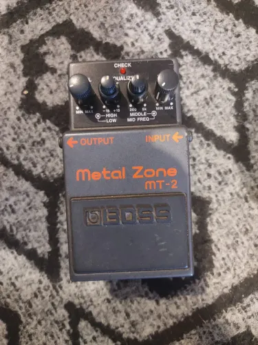 Pedal Boss Metal Zone MT-2 usado em ótima conservação