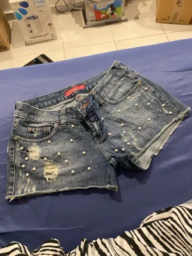 Short Jeans com Pedrarias