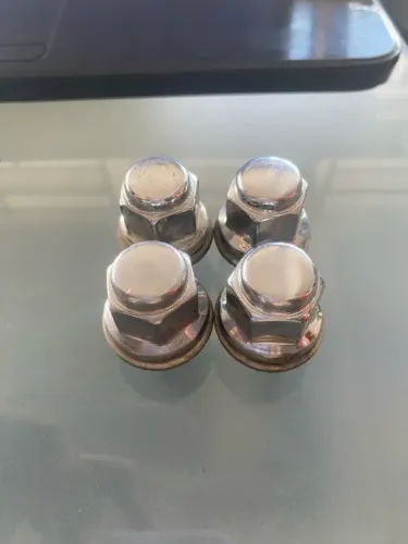 Jogo de 4 porcas de roda cromada para etios/Yaris