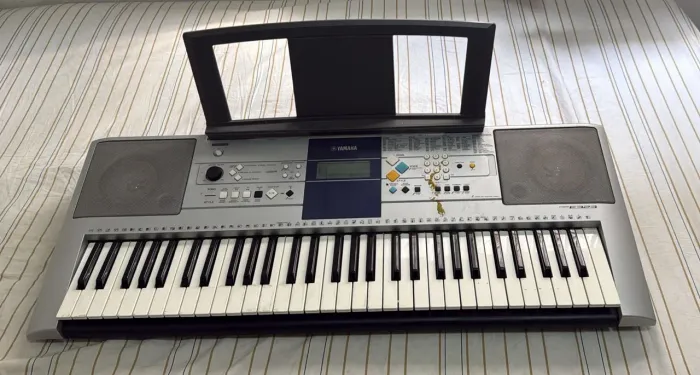 Teclado digital Yamaha PSR-E323 - pouco usado