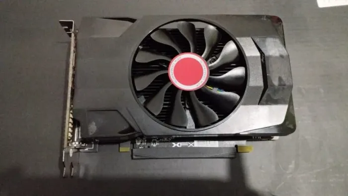 Placa de Vídeo XFX RX 550 2GB GDDR5 - Roda The Witcher 3 e Muito Mais!