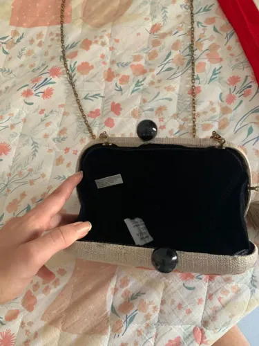 Bolsa de Mão Clássica com Detalhes