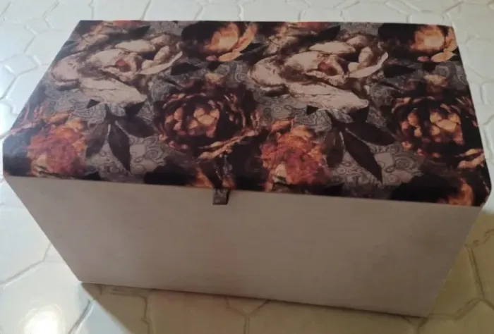 Baú estampado, seminovo, 87x47x50.