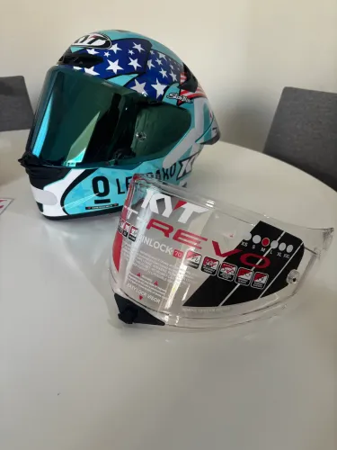 Capacete kYT / TT Revo M com 3 meses de uso