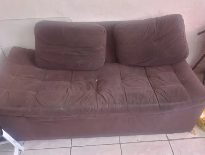 Vendo sofá dois lugares, usado, com um bom estofado, precisando só de limpeza.