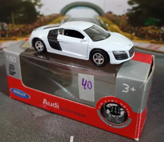 Welly - Audi R8 V10 (pneus de borracha)