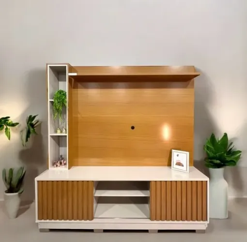 Painel Montenegro com Portas Ripadas e Nichos Decorativos: Beleza em Cada Detalhe