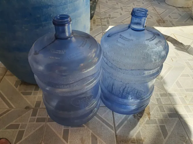 Vendo 2 vasilhames de água na validade