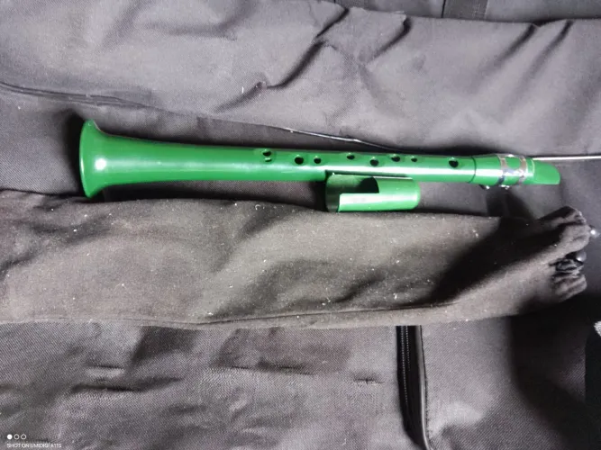 Saxofone de plástico