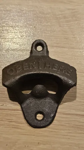 Abridor de garrafa de parede rustico metal - abra aqui