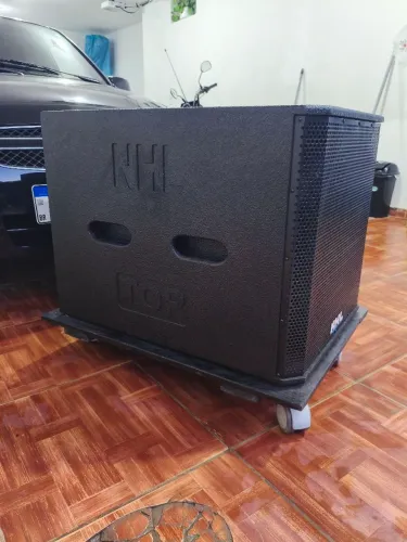 Sub grave NHL 18 1500w pouco uso. OBS: NÃO TOCA CAIXA PASSIVA.