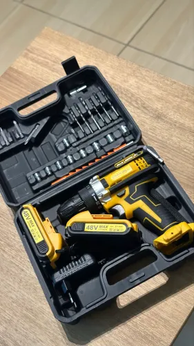 Maleta com furadeira e Parafusadeira, acompanha duas baterias de 48v