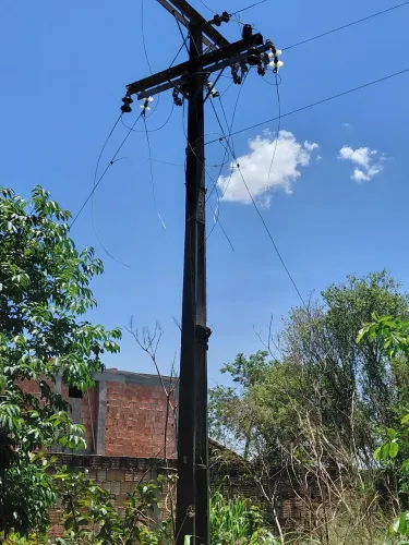 Vendo um.poste d3 energia de concreto com td q.esta nele