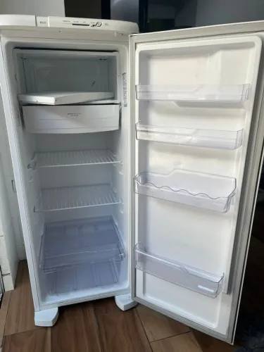 Geladeira Eletrolux - 240L