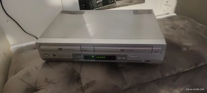 250,00 Vídeo K7 e CD Sony retrô. Sem 9 controle .funciona não lê o cd .
