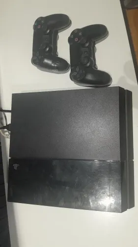 Ps4 fat com dois controles similares