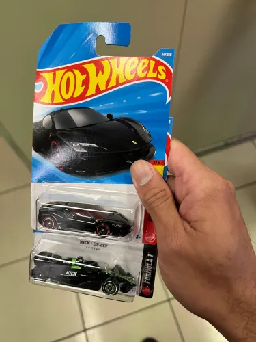 Hot Wheels Kick Sauber F1 e Ferrari Stradale
