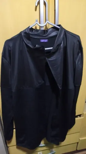 Casaco Marguerite preto, flanelado por dentro tamanho G. Novo