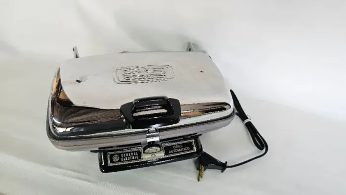 GRILL e SANDUICHEIRA GE 1.200 WATTS