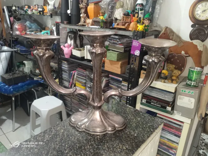 Lindo candelabro de latão com banho de prata 90 altura 24 por 33 de comprimento com três