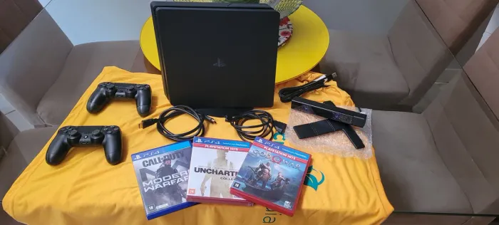Vende-se PS4 Slim + 2 manetes + jogos + câmera
