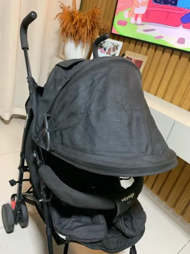 Carrinho de bebê e cadeirinha de alimentação
