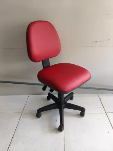 Cadeira giratória ergonômica com regulagens