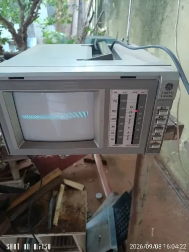 Vendo Mini TV e rádio General eletric antiga tela 5 polegadas a imagem liga mais não ABRE
