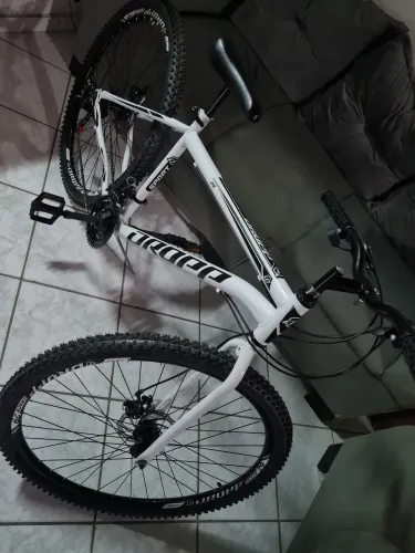 Uma bike aro 29 nova, Linda.