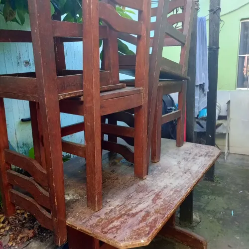 Mesa de madeira com 4 cadeiras