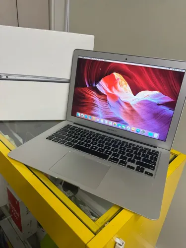 macbook Air 13? Core i5 RAM 8gb SSD 128gb