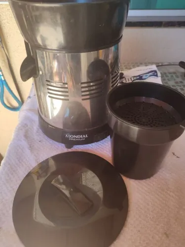 Vende se um espremedor industrial de frutas