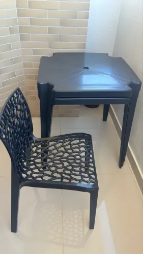 Mesas plásticas e cadeiras