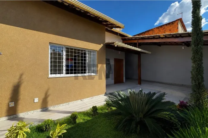 Casa reformada | 280m² | 4 quartos | 3 vagas | Matozinhos - MG