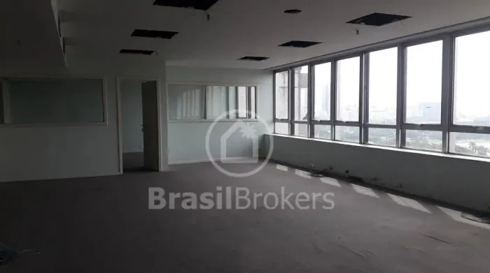Sala comercial de 160m² com 3 vagas com localização privilegiada!