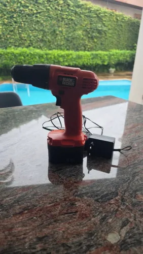 furadeira e parafusadeira sem fio black+decker de 9,6v.